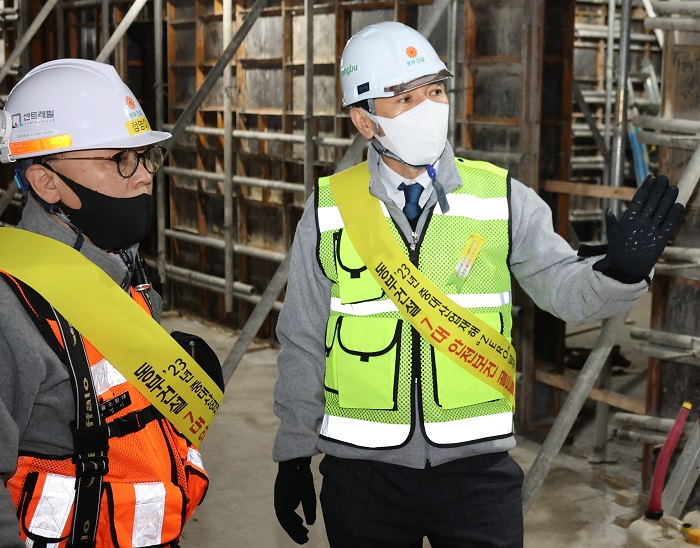 ▲윤진오 동부건설 사장(오른쪽)이 현장을 돌며 안전점검을 실시하고 있다. ⓒ동부건설