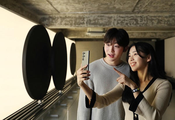 ▲갤럭시 스튜디오 성수에서 방문객들이 '갤럭시 S23 울트라'와 함께 정성윤 작가의 작품 '이클립스(Eclipse)'를 흥미롭게 체험하고 있다. ⓒ삼성전자