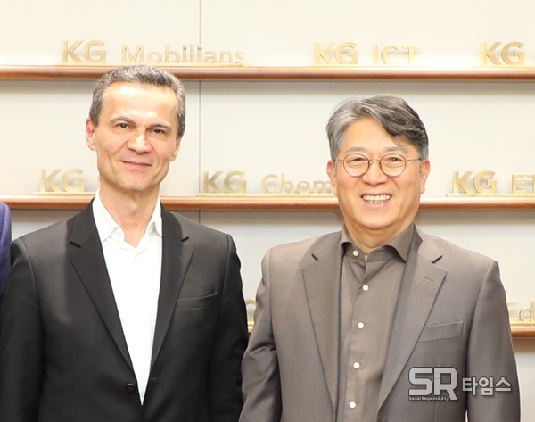 ▲쌍용자동차는 UAE의 'NGT' 고위 임원진 등 일행이 한국을 방문해 곽재선 회장(사진 오른쪽)과 간담회를 갖는 등 상호 협력을 공고히 했다. ⓒ쌍용자동차