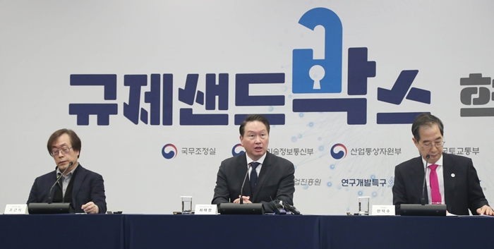 ▲최대원 대한상공회의소 회장(가운데)이 15일 열린 규제샌드박스 혁신기업 간담회에서 인사말을 하고 있다. ⓒ대한상의