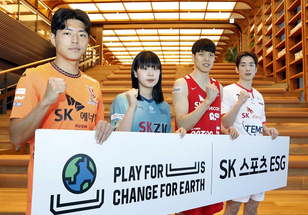 ▲왼쪽부터 김승섭 제주유나이티드 선수, 이현주 SK슈가글라이더즈 선수, 김선형 SK나이츠 선수, 오주안 SK호크스 선수가 기념사진을 촬영하고 있다. ⓒSK그룹
