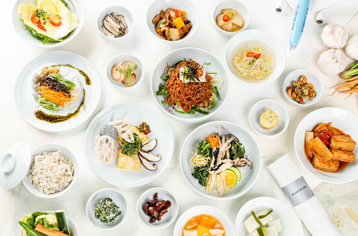 ▲대한항공은 전통 한식을 바탕으로 새로운 채식 메뉴를 개발해 기내에서 즐길 수 있는 한국식 비건 메뉴를 선보인다. ⓒ대한항공