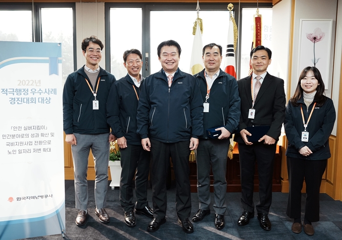 ▲한국지역난방공사는 2022년 적극행정 우수사례 경진대회 시상식을 개최해 7건의 우수사례와 7명의 우수직원을 선정했다고 24일 밝혔다. 왼쪽부터 세번째가 정용기 한난 사장, 네번째가 최기훈 열수송처 처장. ⓒ한난