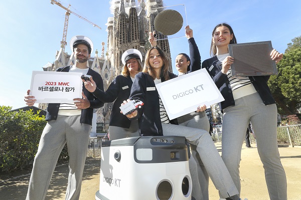 ▲KT 모델들이 AI 운송 플랫폼 '리스포(LIS'FO)', 초거대 AI 관련 리벨리온의 'AI 반도체', 자율주행이 가능한 '배송로봇' 등을 홍보하고 있다. ⓒKT