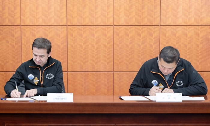 ▲르노코리아자동차는 노사가 새로운 노사상생 문화 위한 공동 노력 선언을 발표했다고 28일 밝혔다. 스테판 드블레즈 르노코리아 사장(왼쪽)과 김동석 노조위원장. ⓒ르노코리아