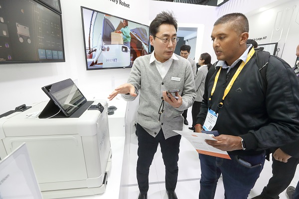 ▲27일(현지시간) KT 전시관 내에서 관람객이 KT 로봇 메이커스 플랫폼을 체험하고 있다. ⓒKT