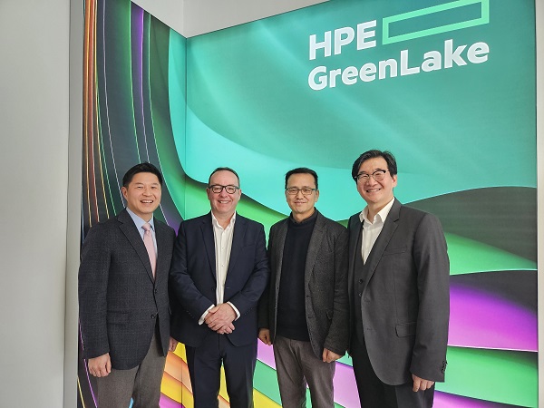 ▲MWC 2023 현지 회의에 참석한 오른쪽부터 이상헌 LG유플러스 NW선행개발담당, 김대희 NW인프라기술그룹장, 톰 크레이그 HPE 통신기술그룹사업부총괄사장, 김태호 한국HPE 통신사업본부장이 기념사진을 촬영하고 있다. ⓒLG유플러스