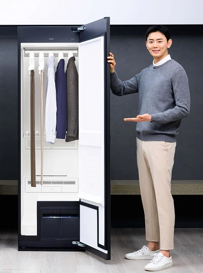 ▲삼성전자 모델이 '비스포크 에어드레서' 대용량 모델 신제품을 소개하고 있다. ⓒ삼성전자