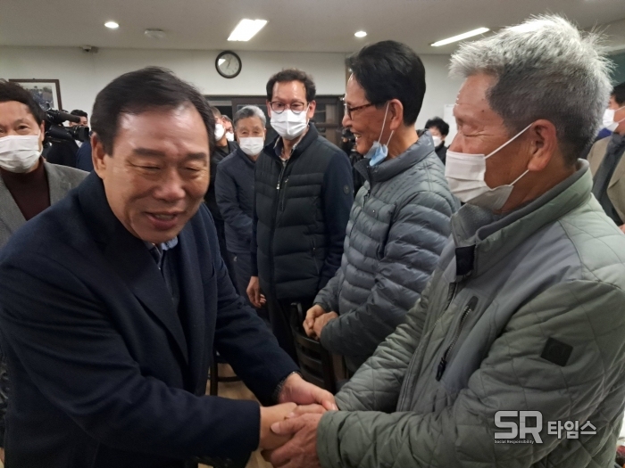 ▲한센인 정착마을 '충광농원'을 찾은 최민호 시장이 주민들을 위한 배려차원에서 마스크를 벗고 반갑게 악수하는 모습이 인상적이다. ⓒSR타임스 