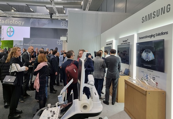 ▲지난 1일부터 5일까지 오스트리아 빈에서 개최된 '유럽영상의학회 2023' 삼성 부스에서 관람객들이 삼성의 다양한 영상 진단 기기를 살펴보고 있다. ⓒ삼성전자
