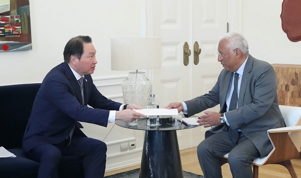 ▲ 최태원 대한상의 회장(왼쪽)이 안토니우 코스타(Antonio Luis Santos da Costa) 포르투갈 총리가 환담을 나누고 있다. ⓒ대한상의