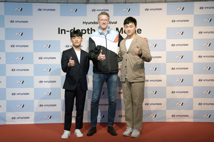 ▲현대자동차의 주니어 드라이버 양성 프로그램에 최종 선발된 쏠라이트 인디고 레이싱 박준의(왼쪽) 선수와 쏠라이트 인디고 레이싱 박준성(오른쪽) 선수가 틸 바텐베르크 현대차 N브랜드&모터스포츠사업부장 상무와 기념 촬영을 하고 있다. ⓒ현대차