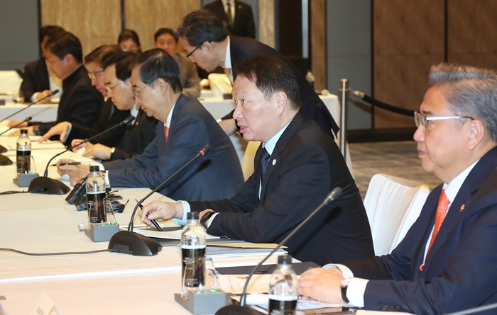 ▲최태원 대한상공회의소 회장 이달 10일 열린 부산세계박람회 유치위원회 3차 회의에서 인사말을 하고 있다. ⓒ대한상의