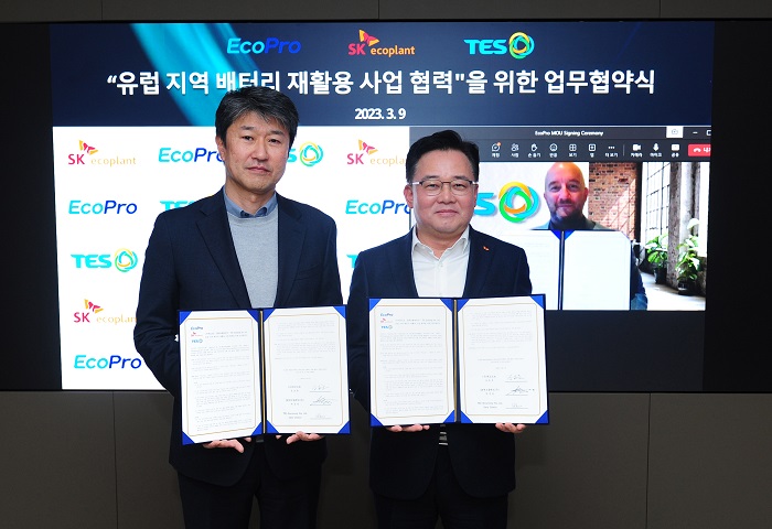 ▲박경일 SK에코플랜트 사장(오른쪽), 송호준 에코프로 대표(왼쪽), 게리 스틸(Gary Steele) 테스 CEO(화면)가 협약서를 들고 기념촬영을 하고 있는 모습. ⓒSK에코플랜트