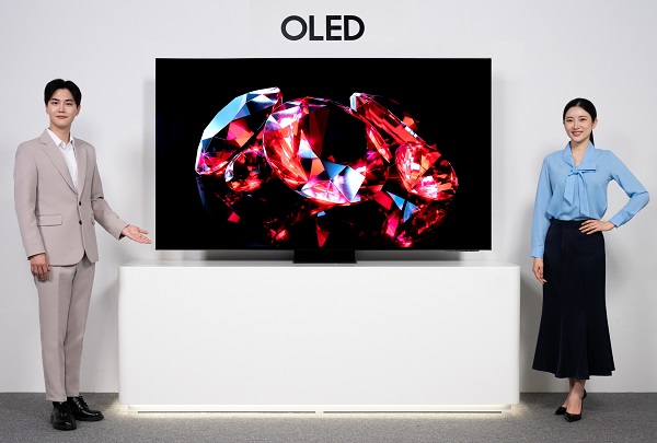 ▲삼성전자 모델이 올해 국내 시장에 첫 선을 보이는 삼성 OLED TV를 소개하고 있다. ⓒ삼성전자
