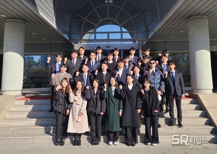 ▲쌍용자동차 상반기 직원 모집에서 채용된 신입 및 경력 사원들이 쌍용자동차 본관 앞에서 파이팅을 외치고 있다. ⓒ쌍용자동차