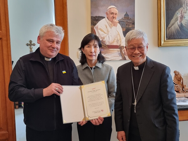 ▲(사진 왼쪽부터)콘라드 크라예프스키 추기경, 김정수 삼양식품 부회장, 유흥식 라자로 추기경. ⓒ삼양식품
