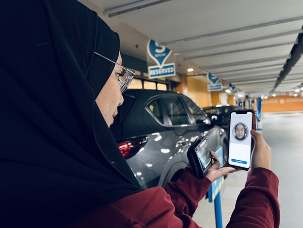 ▲쏘카의 고객이 쿠알라룸푸르 외곽 방사 지역의 방사쇼핑센터(BSC)에서 쏘카를 이용중이다. ⓒSK