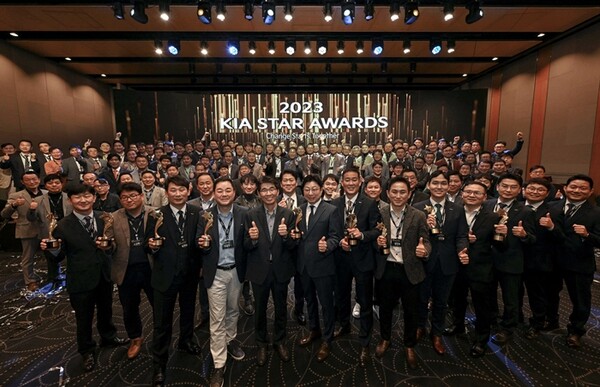 ▲기아의 판매 우수자 151명이 17일 열린 2023 기아 스타 어워즈에서 기념사진을 찍고있다. ⓒ기아