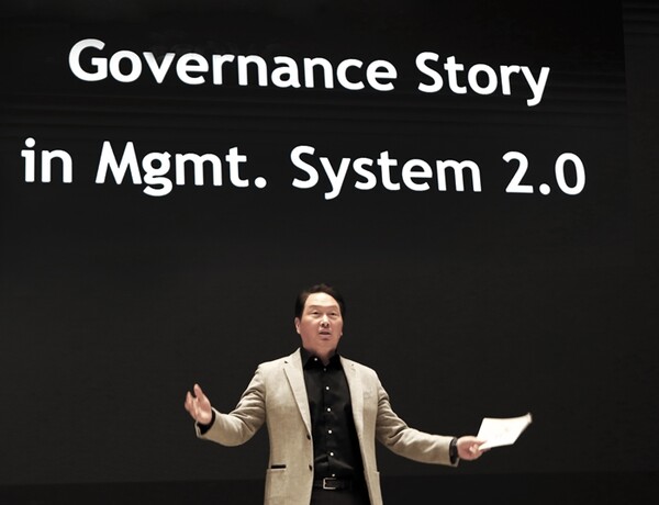 ▲최태원 SK그룹 회장이 지난해 10월 서울 워커힐호텔에서 열린 ‘SK 디렉터스 서밋 2022’에서 강연하고 있다. ⓒSK