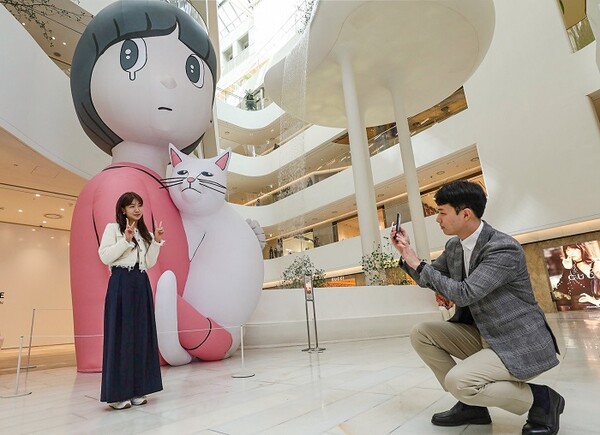 ▲ 22일 오전, 서울 영등포구에 위치한 현대백화점 더현대 서울 1층 워터폴 가든에서 고객들이 기념사진을 촬영하고 있다. ⓒ현대백화점그룹