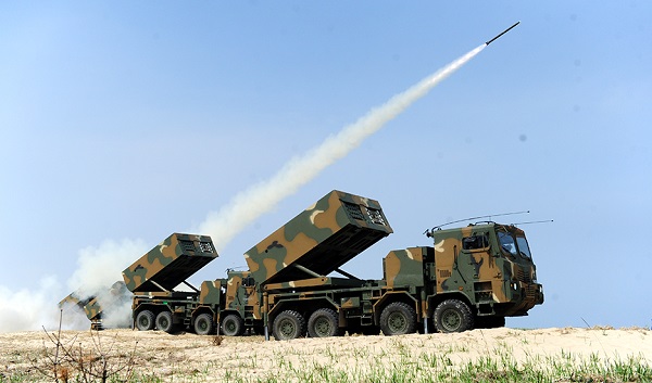 ▲한화의 주도로 개발된 230mm급 다연장로켓 '천무'. ⓒ한화