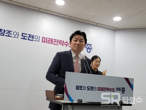 ▲이준배 경제부시장이 지난 23일 출자 출연 조례안 관련 긴급브리핑에서 상병헌 의장의 1억 '딜'이 있었다는 발언으로 충격을 주었다. ⓒ서중권 기자