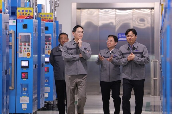 ▲이재용 삼성전자 회장이 24일 중국 텐진에 위치한 삼성전기 사업장을 방문해 MLCC 생산 공장을 점검하고 있다. ⓒ삼성전자