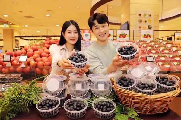 ▲신세계백화점 강남점 지하1층에서 모델들이 왕블루베리를 소개하고 있다. ⓒ신세계백화점