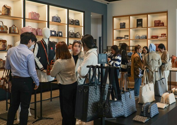 ▲현대프리미엄아울렛을 찾은 외국인 방문객. ⓒ현대백화점