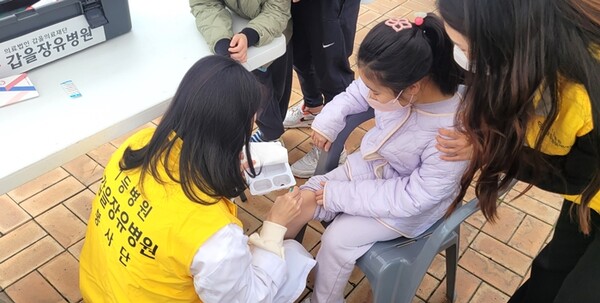 ▲갑을장유병원 의료진이 25일 율하카페거리 벚꽃축제에서 다친 어린이를 치료하고 있다. ⓒKBI그룹