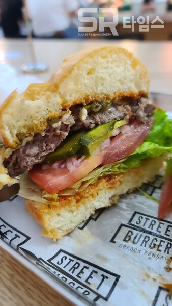 ▲더 런던 버거를 반으로 가른 모습. 패티, 할라피뇨 등 속재료가 보인다. ⓒ박현주 기자