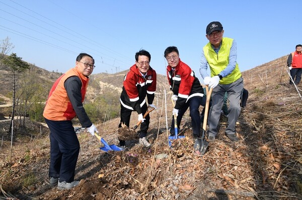▲(왼쪽부터)유재영 SK이노베이션 울산CLX 총괄 부사장, 이순걸 울주군수, 서정욱 울산광역시 행정부시장 등이 산벚나무를 심고 있다. ⓒSK이노베이션