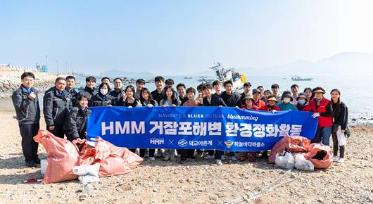 ▲지난달 31일 영종도 거잠포해변 일대에서 진행된 ‘반려해변 정화활동’에는 올해 입사한 HMM 신입사원을 비롯해 임직원들과 해양경찰, 덕교어촌계원 등 50여명이 참석했다. ⓒHMM
