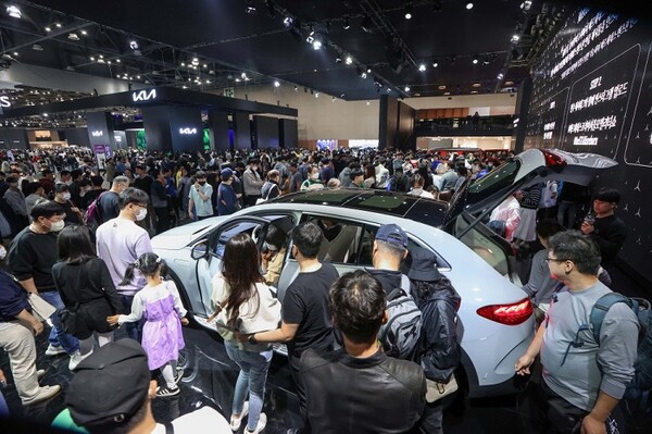 ▲2일 경기도 고양시 킨텍스에서 열리고 있는 2023서울모빌리티쇼 현장에 메르세데스-벤츠 부스를 찾은 관람객들이 출품 차량을 살펴보고 있다. ⓒ서울모빌리티쇼조직위원회