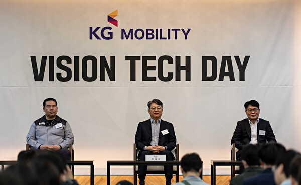 ▲KG모빌리티 선목래 노조위원장, 곽재선 회장, 정용원 대표이사가 자리에 앉아 있는 모습(왼쪽부터) ⓒKG모빌리티
