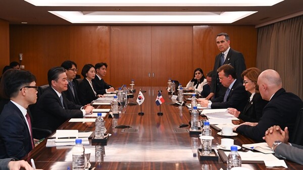 ▲페데리코 쿠예요 주한 도미니카공화국 대사(오른쪽 기립한 사람)가 지난7일 정승일 한국전력공사 사장(왼쪽 앞에서 두 번째)과 라켈 페냐 도미니카공화국 부통령(오른쪽 앞에서 두 번째) 등 고위 인사들에게 참석자를 소개했다. ⓒ한전