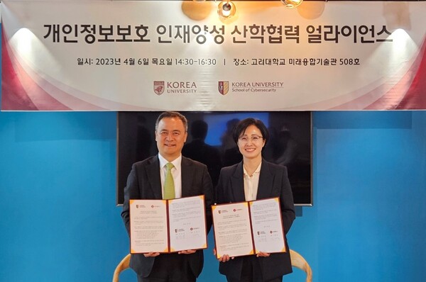 ▲권헌영 고려대 정보보호대학원장(사진 왼쪽)과 김혜주 롯데멤버스 대표가 개인정보호 인재양성 업무협약 체결 후 기념사진을 촬영했다. ⓒ롯데멤버스