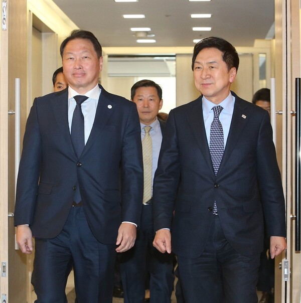 ▲ 최태원 대한상공회의소 회장(왼쪽)과 김기현 국민의 힘 대표가 12일 간담회 장소로 이동하고 있다. ⓒ대한상의