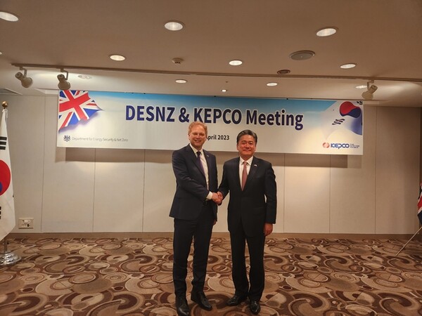 ▲정승일 한국전력공사 사장(오른쪽)과 그랜트 샵스 영국 에너지안보탄소중립부 장관이 지난 11일 부산에서 기념 촬영을 하는 모습. ⓒ한전