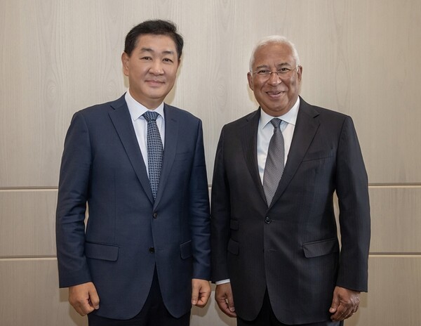 ▲한종희 삼성전자 DX부문장 부회장(왼쪽)이 12일 서울 포시즌스 호텔에서 안토니우 코스타 포르투갈 총리를 만나 사업 현황을 소개하며 상호 협력방안을 논의했다. ⓒ삼성전자