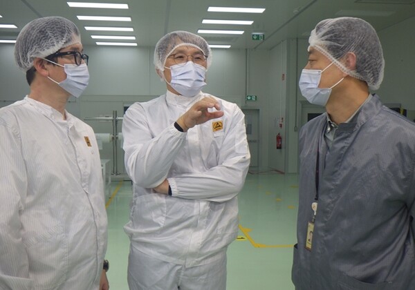 ▲김철중 SK아이이테크놀로지 사장(가운데)이 지난 11일(현지시각) SK아이이테크놀로지 폴란드법인 분리막 생산공장을 방문해 전기차용 리튬이온 배터리 분리막 생산공정을 점검했다. ⓒSK아이테크놀로지