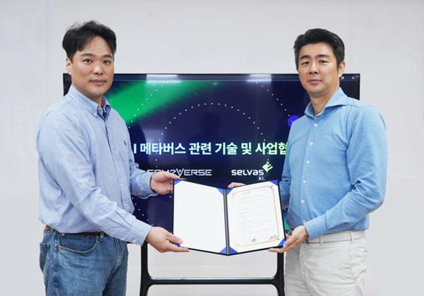 ▲이경일 컴투버스 대표(왼쪽)와 곽민철 셀바스AI 대표가 18일 메타버스 관련 기술 및 사업협약을 맺고 기념사진을 촬영하고 있다. ⓒ컴투버스