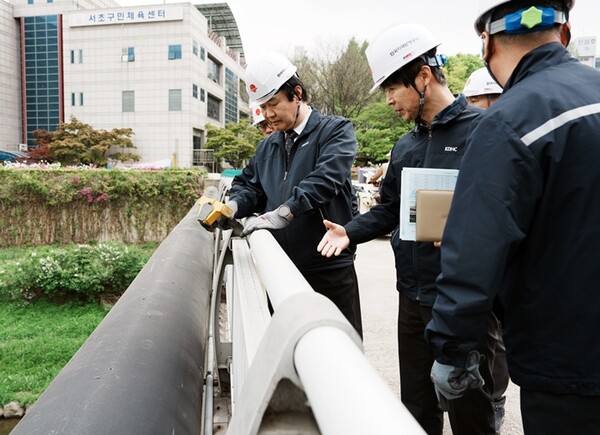 ▲ 정용기 한국지역난방공사 사장(왼쪽)이 지난 17일 주요 노출 열수송관을 대상으로 특별 안전점검을 실시했다. ⓒ한난