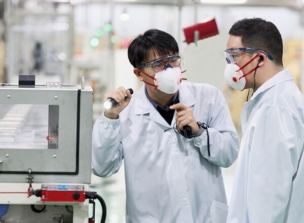 ▲구광모 LG그룹 회장이 지난 17일 LG화학 청주공장을 방문해 양극재 생산 핵심 공정인 소성 공정 라인을 점검했다. ⓒLG그룹