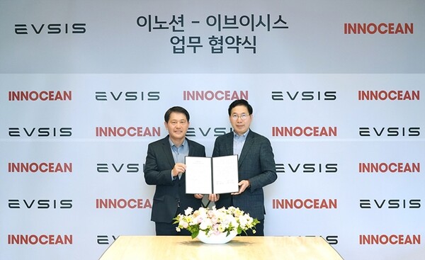 ▲이용우 이노션 대표(왼쪽)와 오영식 이브이시스 대표가 지난 18일 서울 이노션 본사 사옥에서 열린 광고 서비스 고도화 업무협약식에서 기념 촬영을 했다. ⓒ이브이시스