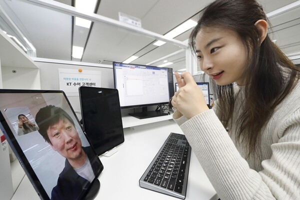▲KT고객센터 장애인 전담 상담사가 고객과 수어 상담을 하고 있다. ⓒKT