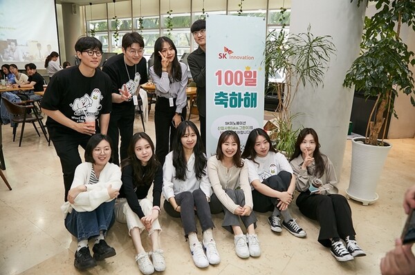 ▲SK이노베이션 신입사원들이 지난 20일 입사 100일 기념행사에 참석해 사진 촬영을 하고 있다. ⓒSK이노베이션