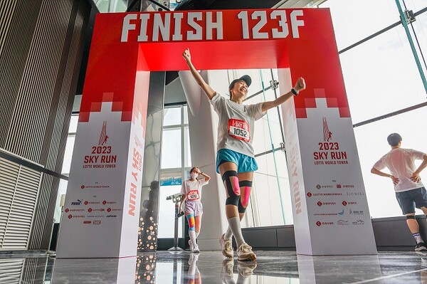 ▲2023 스카이런(SKY RUN)을 완주한 참가자가 123층 피니시라인을 통과하고 있다. ⓒ롯데물산