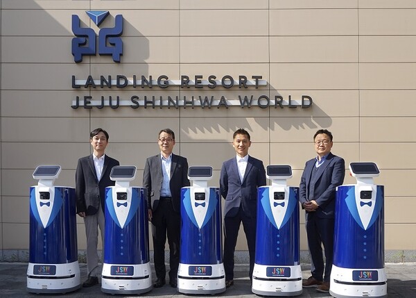 ▲(오른쪽부터)이상호 KT AI Robot사업단 단장, 양동규 제주신화월드 Hospitality Rooms 상무, 이상욱 제주신화월드 Hospitality F&B 상무, 노규찬 LG전자 로봇사업담당 상무가 ‘KT AI실내배송로봇 그랜드 오프닝’ 행사에서 기념사진을 촬영하고 있다. ⓒKT